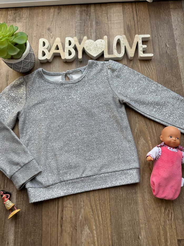 - Pull Charlie & Prune - 6 ans - Très bon état, tache sur le bout de la manche