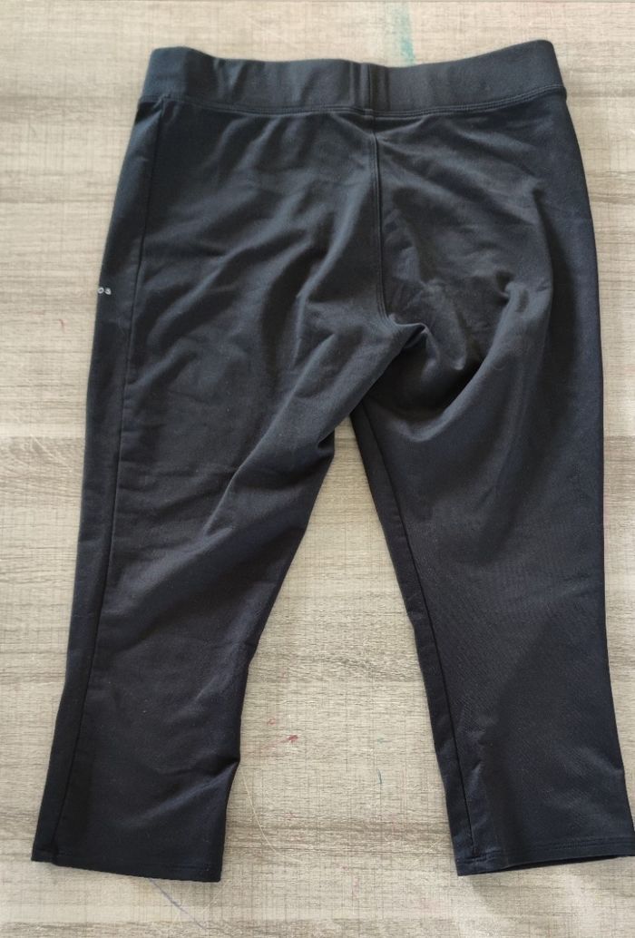 Legging court de sport marque Domyos taille M couleur noir pour femme, pantalon de sport, très bon é - photo numéro 2