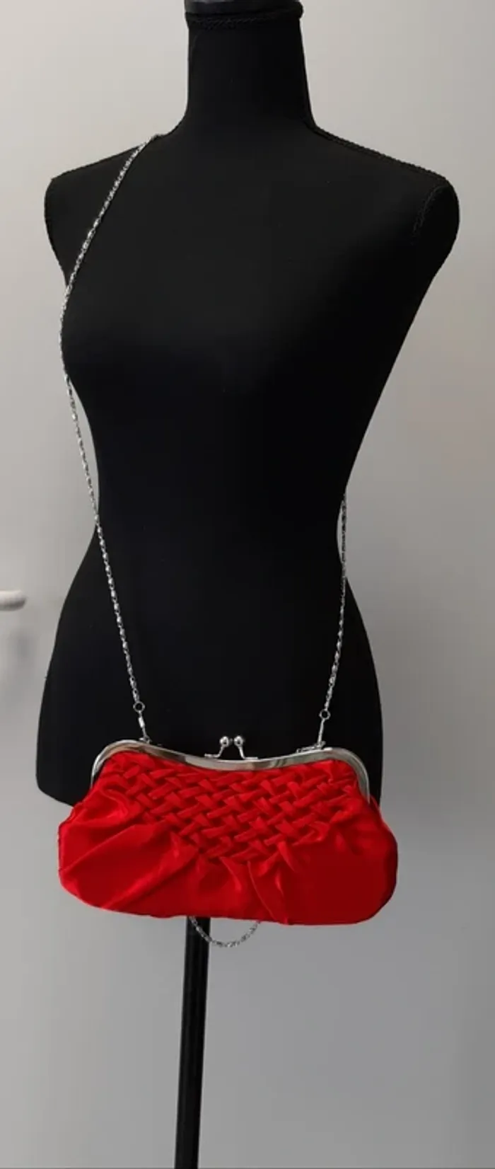 Adorable petit sac de soirée rétro en satin rouge vif