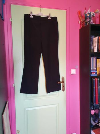 Pantalon noir femme taille 42. Ourlet réalisé