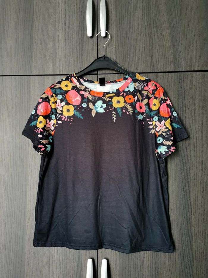 T-shirt noir fleuri