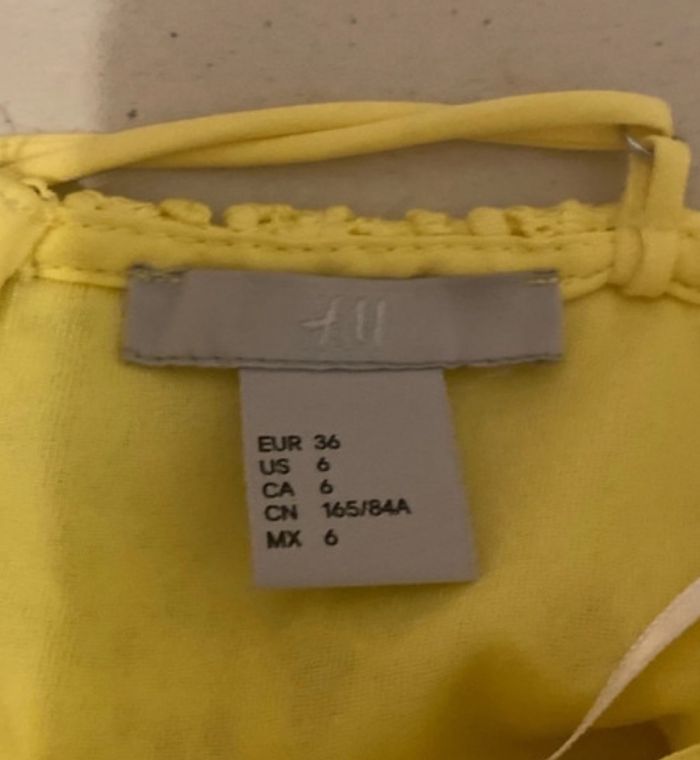 Robe jaune en dentelle - photo numéro 4