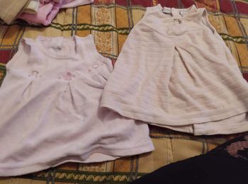 Il y a robe de 1 mois un pantalon de 3 mois et un de 1 mois et des body de 1 mois et 0 mois et un manteau de 1 mois