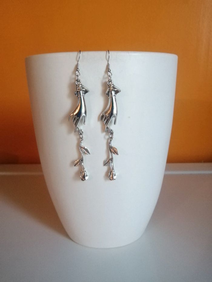🌸Boucles d'oreilles argentées pendantes main femme et rose Neuves 🌸