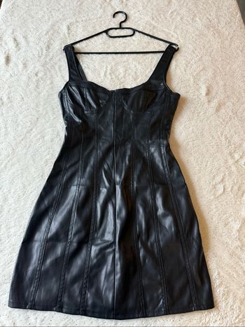 Robe courte en simili cuir noir Bershka – neuve sans étiquette