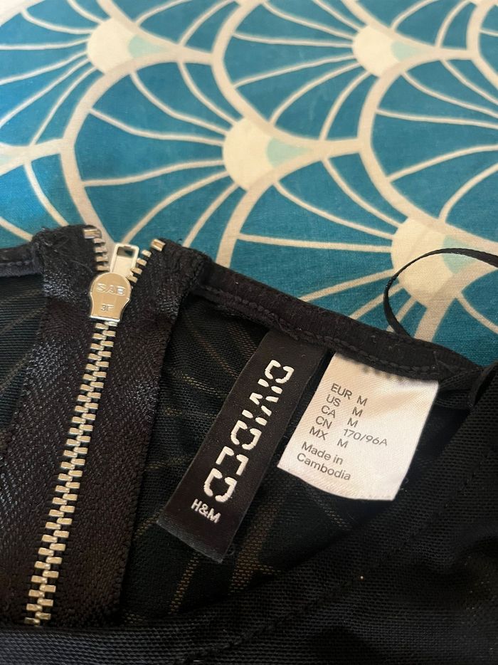 Robe noire mi-transparente