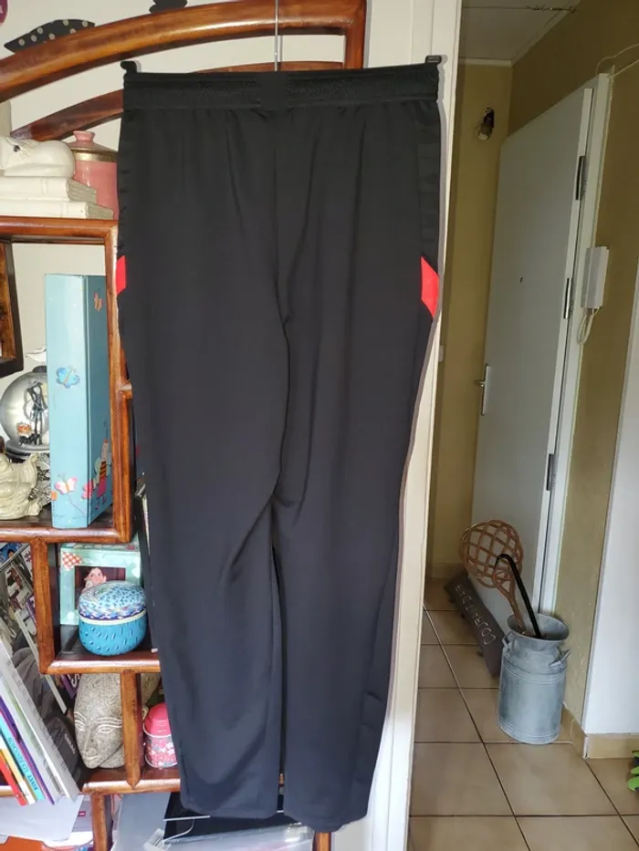 Pantalon jogging garçon Nike Liverpool XL 13 ans neuf jamais porté 🌸rdv possible sur Paris ou e - photo numéro 3