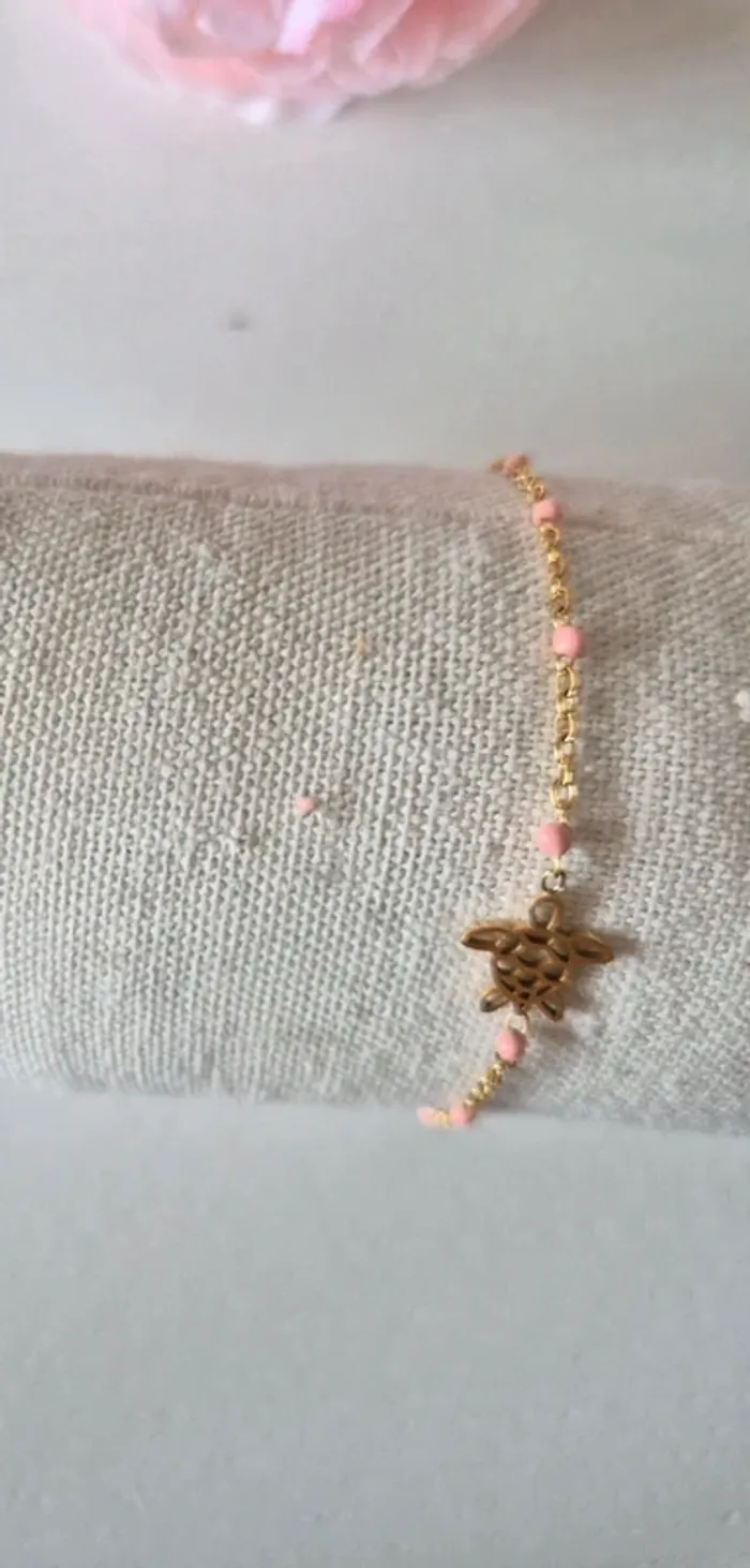 bracelet dorée en acier inoxydable 
Perles en résines rose, avec une tortue 🐢 - photo numéro 2