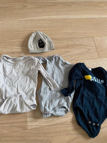 Lot de 3 bodys manches longues et un bonnet 6 mois