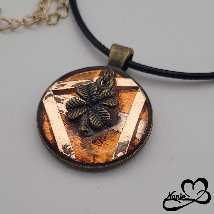 Pendentif en résine rond orangé avec un trèfle 🍀 - photo numéro 2