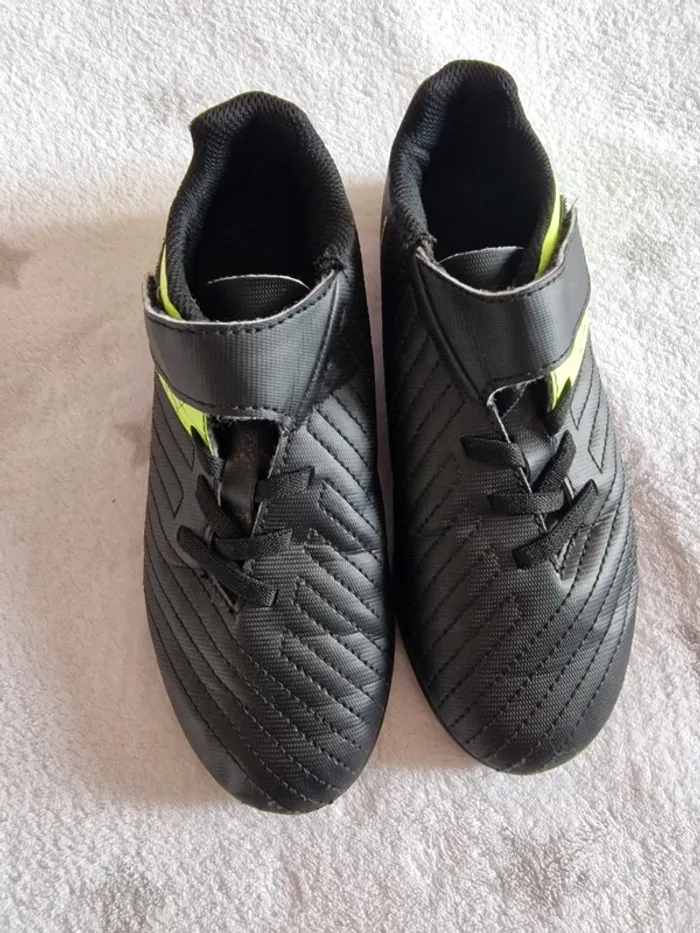 Baskets de foot pointure 32 - photo numéro 2