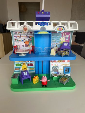 Supermarché Peppa Pig en très bon état et complet.
L’enfant peut parler au micro et l’ascenseur monte et descend.