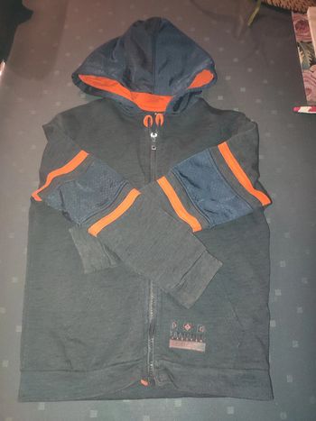 veste bleu foncé et orange