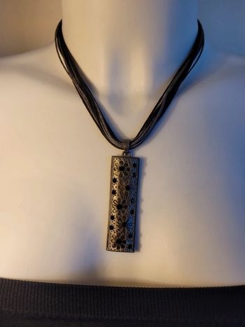 Collier fleurs et cuir