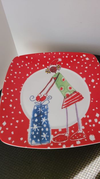 Assiettes à dessert en céramique motif Noël QUATRE JOLIES ASSIETTES NEUVES Dimensions 19,50 x 19,50