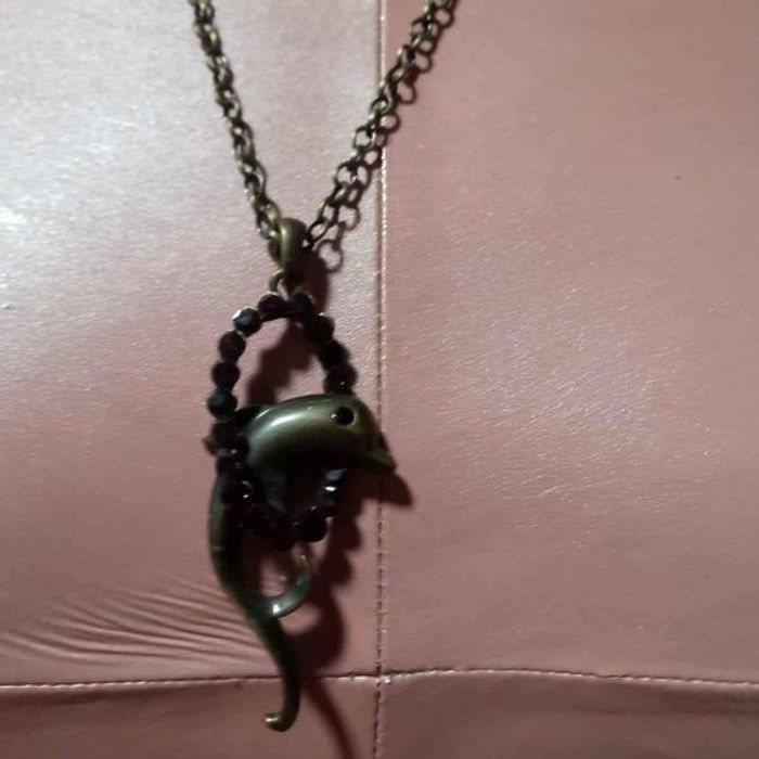 Chaine avec pendentif avec dauphin strass violet