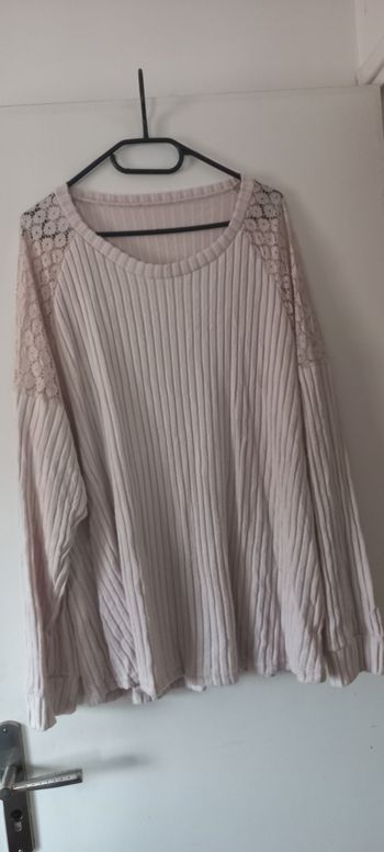 Pull beige épaules dentelle