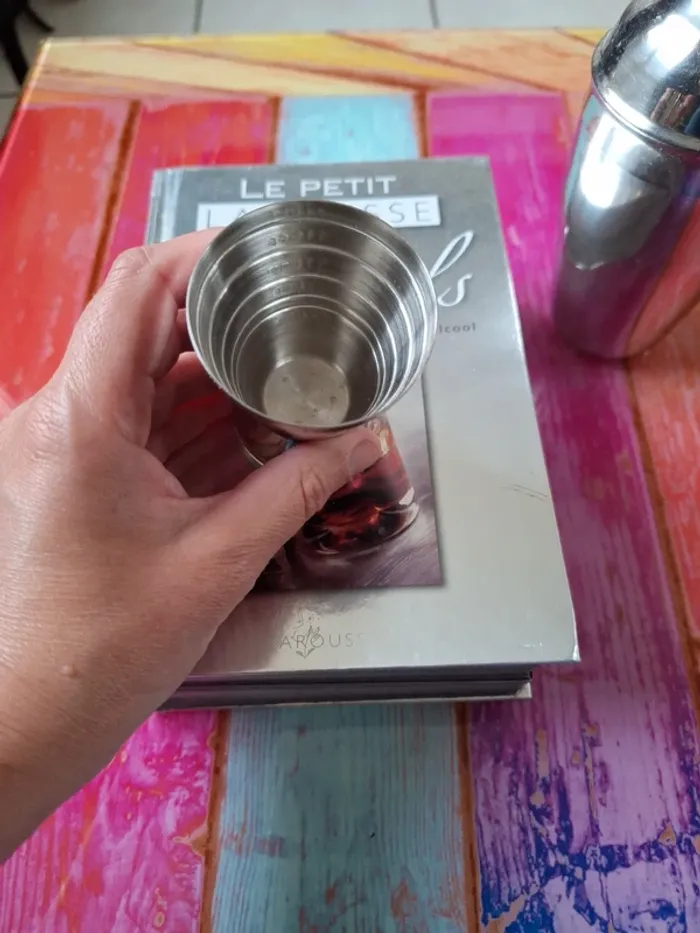 Le petit larousse des cocktails avec verre mesureur et shaker - photo numéro 5
