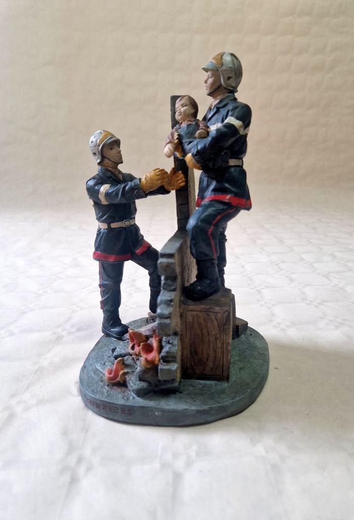 Figurine / statuette , représentant 2 pompier qui sauvent un enfant d'un bâtiment en flamme - photo numéro 2