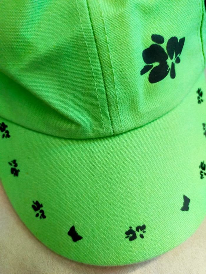 Casquette verte neuve – Motifs pattes & papillons – Taille 54 cm - photo numéro 4
