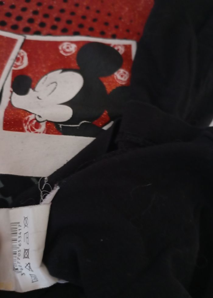 Tee-shirt manches courtes. 5 ans. Coton noir ,rouge ,blanc et gris . Paillettes rouges. Disney Mickey et Minnie. Parfait état - photo numéro 9