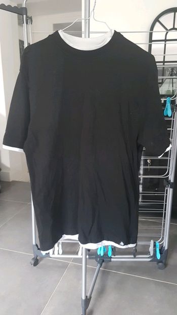 Tee short noir et blanc