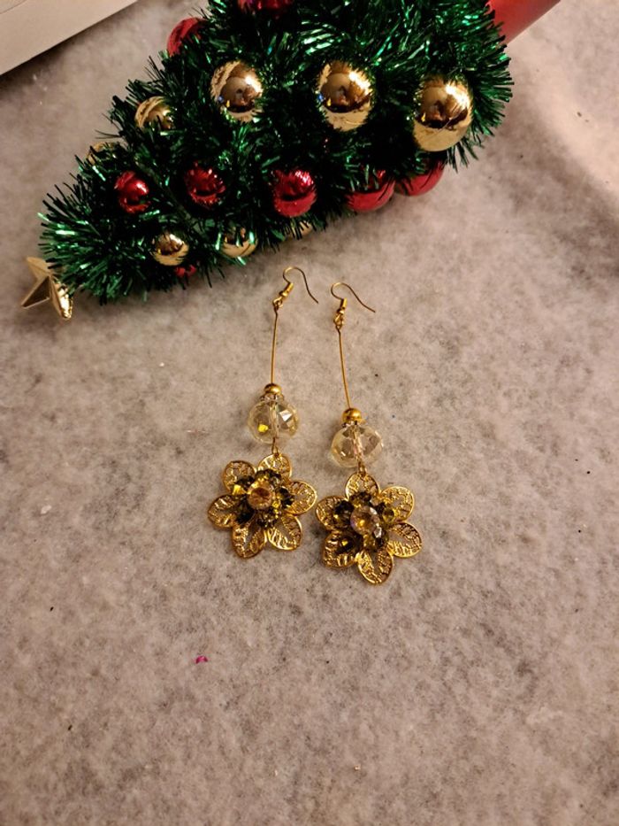 Boucles d'oreilles pendante avec strass vert kakie