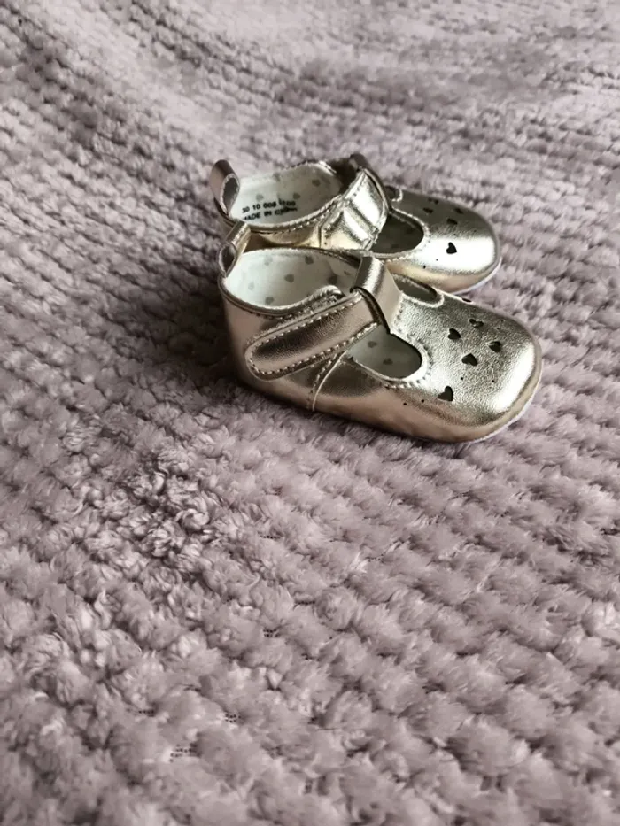 Paire de chaussures de taille 0-3 mois - photo numéro 6