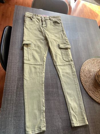 Magnifique, pantalon kaki, taille 34 de chez Jennyfer