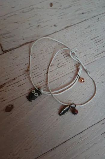 Lot 2 bracelets fantaisie fin beige hibou et feuille