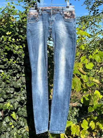 Jean skinny taille basse bleu nuancé avec dentelles fleuris