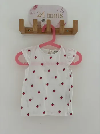 T-shirt blanc Kiabi 24 mois – Motif fraise craquant, petit prix