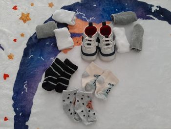 Chaussures souples et chaussettes bébé