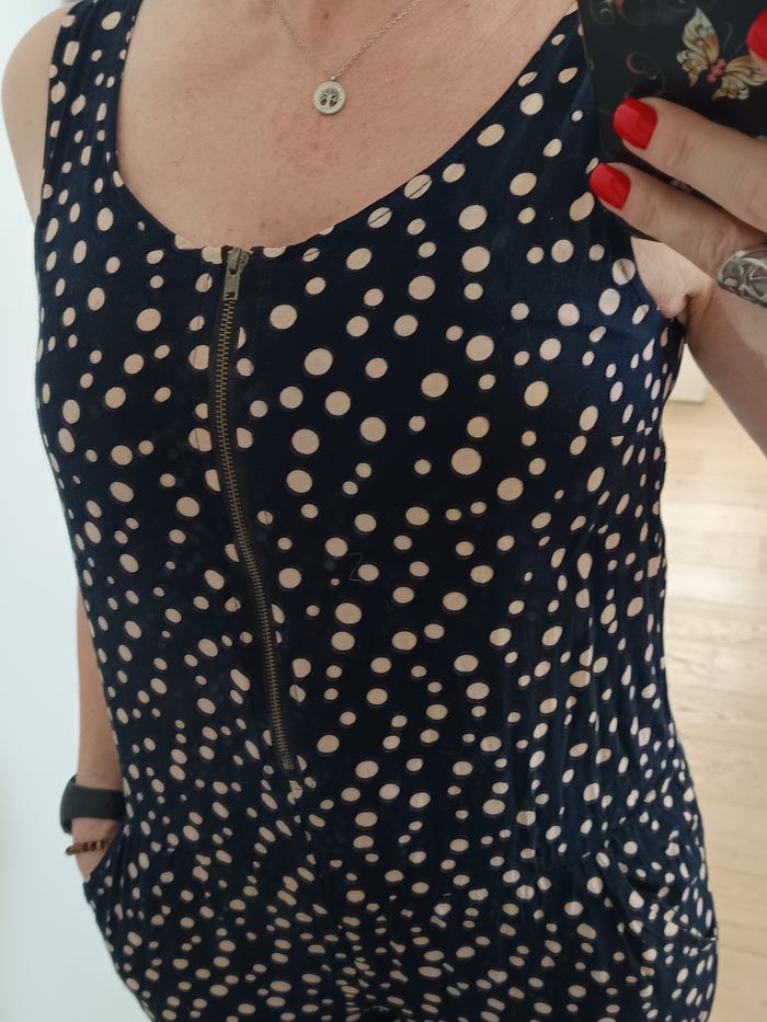 Combi-pantalon pratiquement neuve, portée 2 fois, bleu à pois beige, 2 poches, élastique à hauteur de la ceinture, fermeture éclair devant. De la marque Wappa Wappa, de taille S. - photo numéro 4