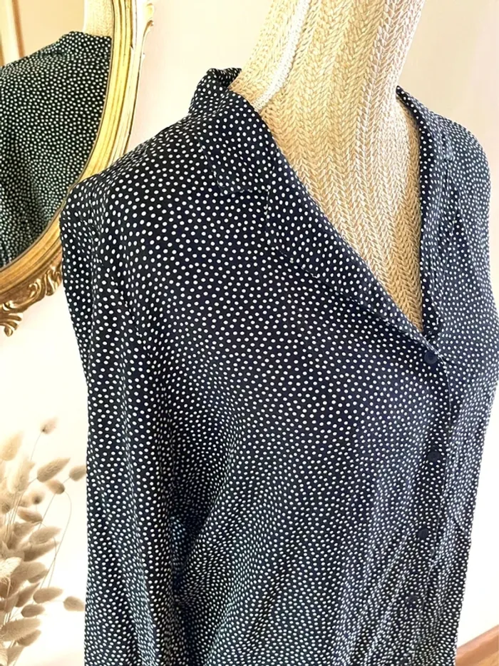 Sublime chemise manche longue à boutonnage et col noir et blanc style plumetis à pois