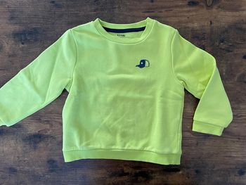 Sweat vert avec motif casquette