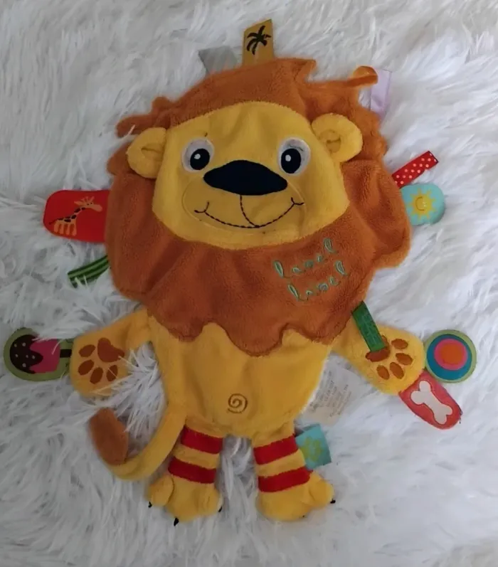 Doudou lion plat avec étiquettes autour -label