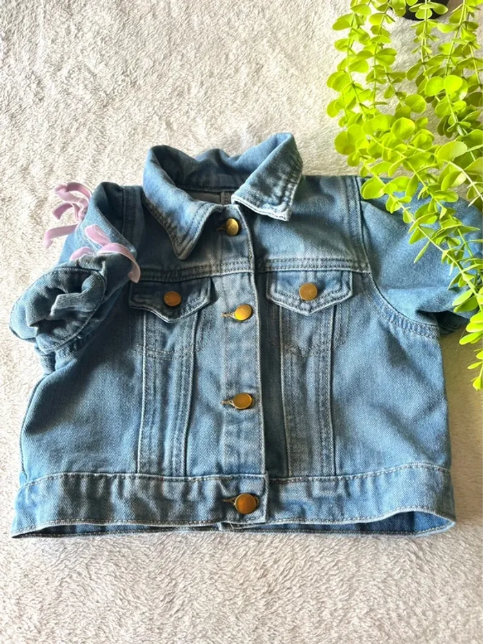 Très jolie veste en jean pour petite fille