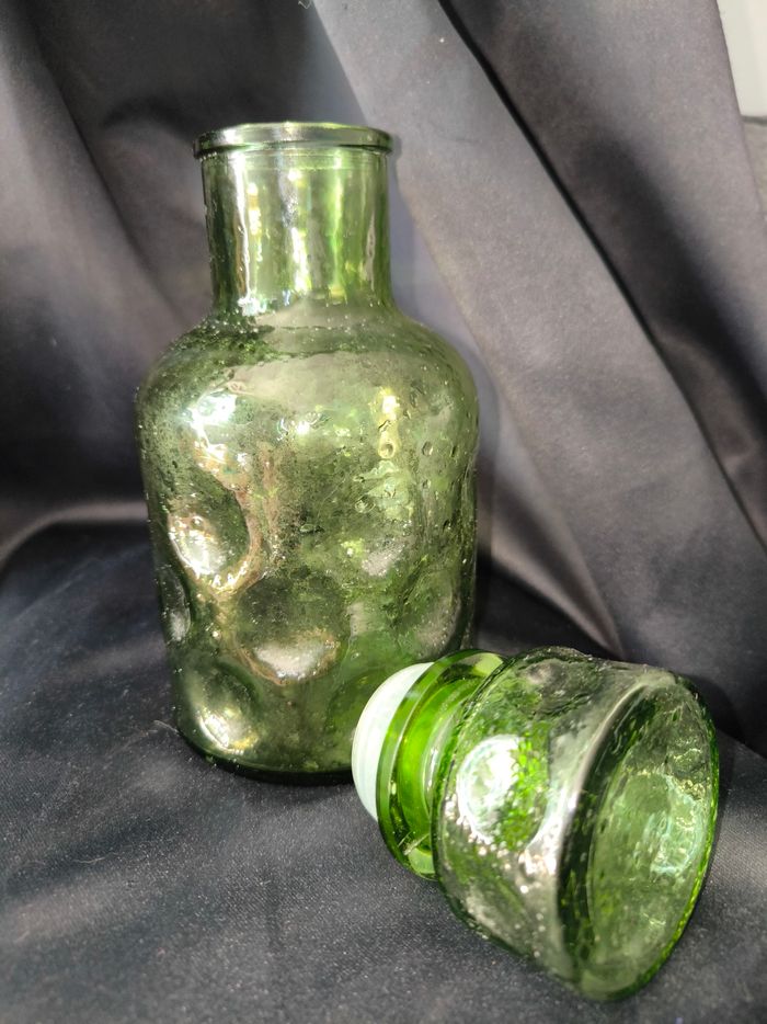 Carafe en verre avec reliefs des années 70 vintage