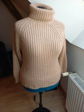 Pull avec un bon col roulé  , couleur saumon-rose pâle