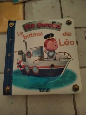 Livre cartonné le bateau de Léo p'tit garçon fleurus