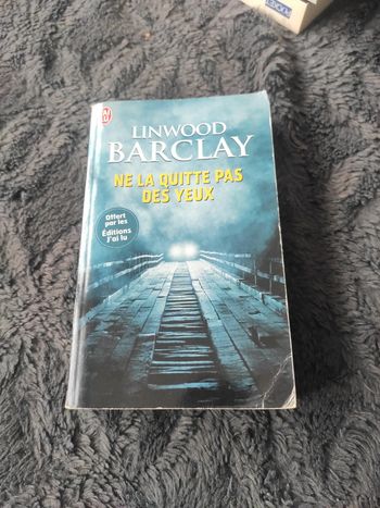 Livre ne la quitte pas des yeux