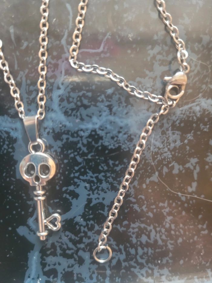 Chaine en acier inoxydable, pendentif et boucles d oreilles assorties. - photo numéro 5