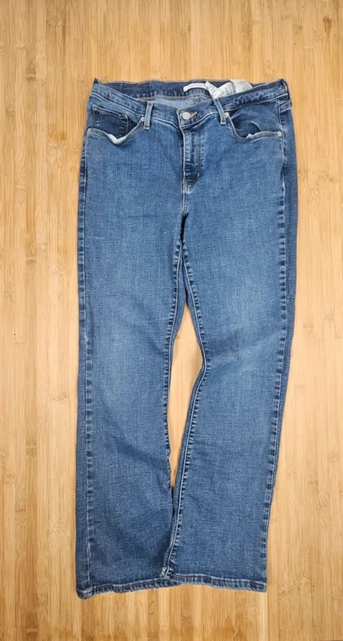 Levi's un peu évasé par le bas + patch offert classic bootcut T:40 W31 L30 - photo numéro 5
