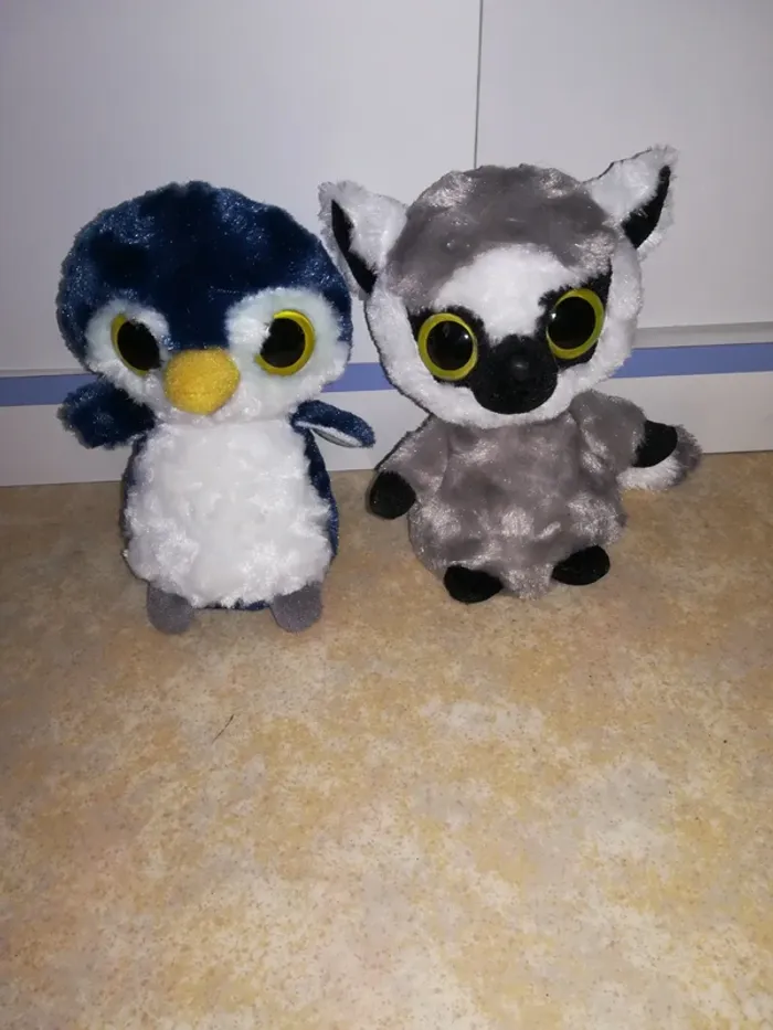 Lot de 2 doudous Yoohoo&friends, pingouin et lémurien