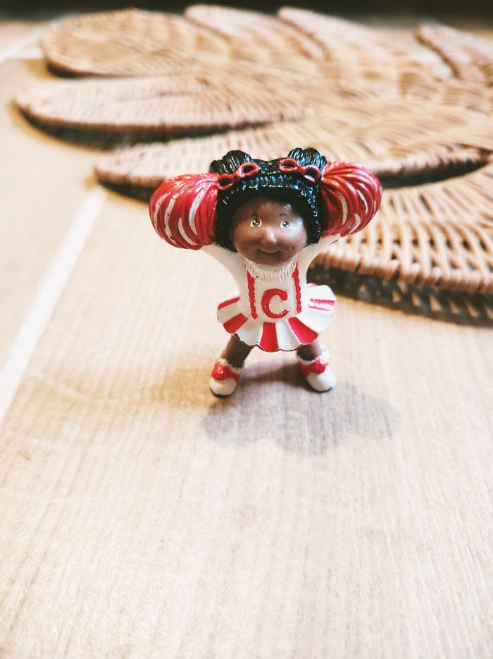 🪆Figurine Cabbage Pom-pom girl Cheerleader rouge et blanche année 1984 marque Cabbage Patch kids