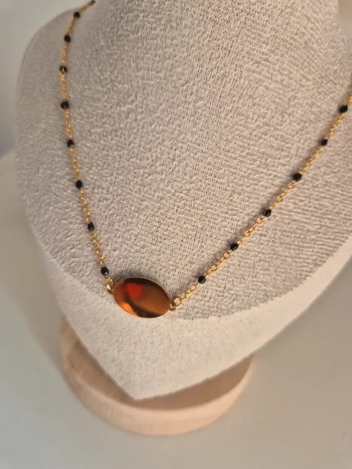 Collier style gigi dorée en acier inoxydable
🌸 perles résines noires avec médaille croix - photo numéro 7