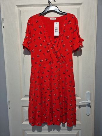 Robe rouge cache coeur avec cerises Cache cache