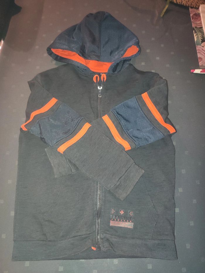 veste bleu foncé et orange