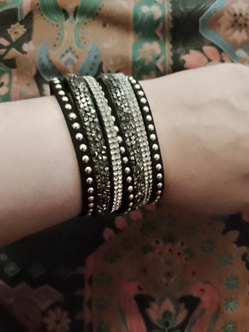 bracelet en strass translucides et argentées sur tissu noir .
